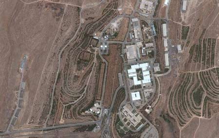 وزير الحرب الإسرائيلي يعترف بالعدوان على مركز جمرايا