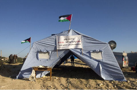 سلطات الاحتلال تهدم رابع قرية مناهضة للاستيطان