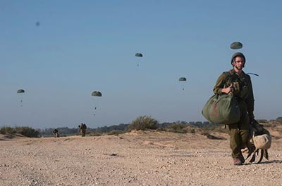 إصابة ثمانية جنود من لواء المظلّيين خلال تدريبات في مستوطنة "رفيفيم"