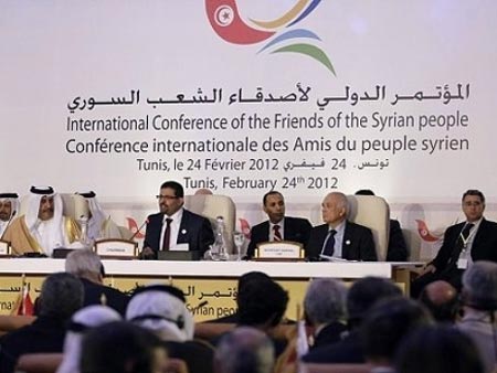 هولاند يأمل بحل "سياسي" في سوريا