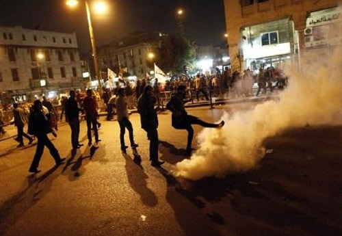 متظاهرون يحاولون اقتحام قصر الإتحادية في مصر