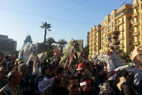 متظاهرون يحاولون اقتحام قصر الإتحادية في مصر