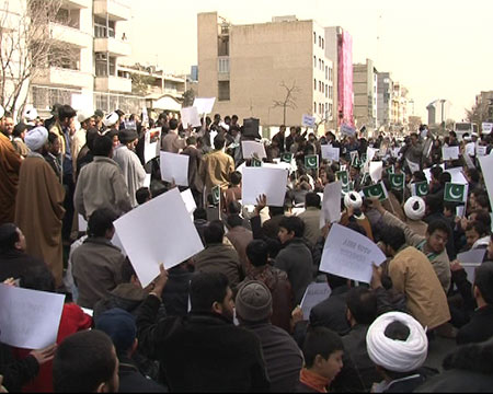 الجالية الباكستانية تعتصم أمام سفارة بلادها في طهران 