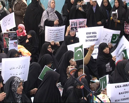 الجالية الباكستانية تعتصم أمام سفارة بلادها في طهران 