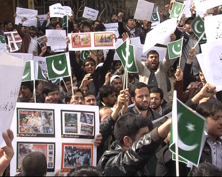 الجالية الباكستانية تعتصم أمام سفارة بلادها في طهران 