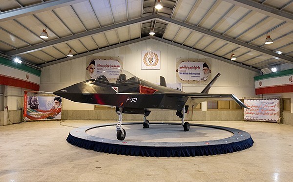 إيران تزيح الستار عن طائرة مقاتلة مصنعة محلياً 