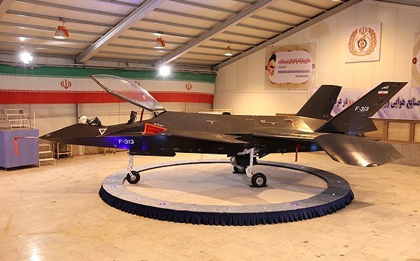 إيران تزيح الستار عن طائرة مقاتلة مصنعة محلياً 
