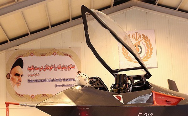 إيران تزيح الستار عن طائرة مقاتلة مصنعة محلياً 