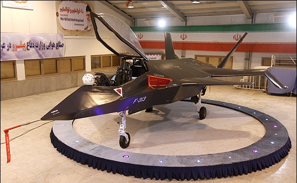 إيران تزيح الستار عن طائرة مقاتلة مصنعة محلياً 