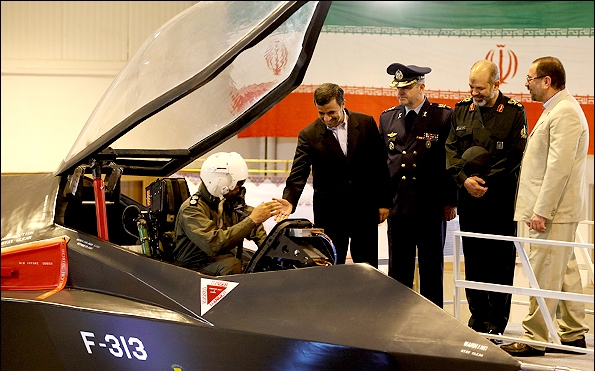إيران تزيح الستار عن طائرة مقاتلة مصنعة محلياً 