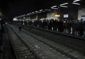 متظاهرون يحاولون اقتحام قصر الإتحادية في مصر