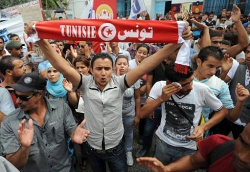 احتجاجات شعبية في ذكرى الثورة التونسية أزمة سياسية في تونس قد تعصف بالترويكا الحاكمة