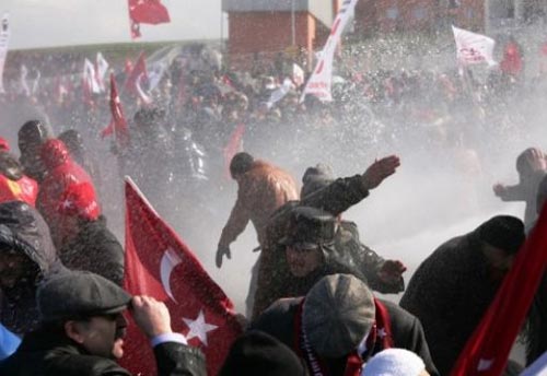 تركيا.. تفريق مظاهرة احتجاجاً على محاكمة متهمين بمحاولة تنظيم انقلاب ضد الحزب الحاكم