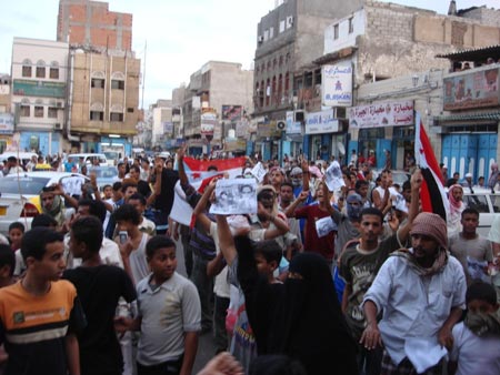 انطلاق مؤتمر الحوار الوطني في اليمن على وقع المظاهرات 


