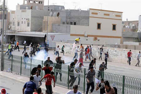 الأمن البحريني يقمع متظاهرين سلميين سياسة القمع وكم الافواه في البحرين متواصلة