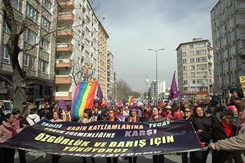 "لا للحرب" شعار المسيرات في تركيا بمناسبة اليوم العالمي للمرأة 