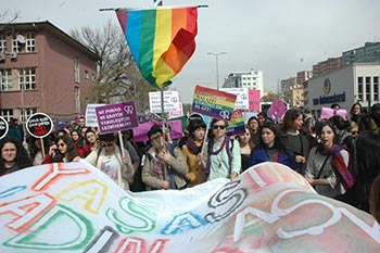 "لا للحرب" شعار المسيرات في تركيا بمناسبة اليوم العالمي للمرأة 