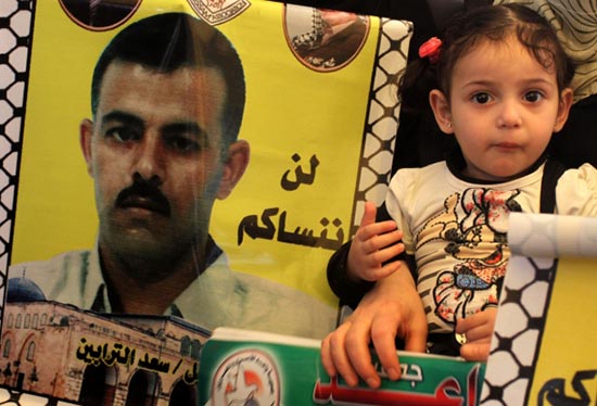 ثلاثة أسرى "إداريين" يلحقون بركب المضربين عن الطعام