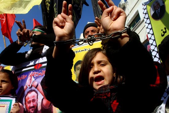 ثلاثة أسرى "إداريين" يلحقون بركب المضربين عن الطعام