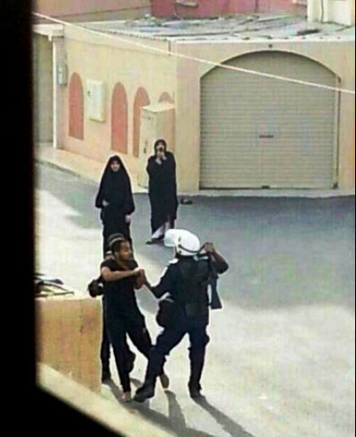 قوات النظام البحريني تعتدي بشكل وحشي على مواطن في المرخ ضرب وحشي لمواطن في المرخ (مصور)
