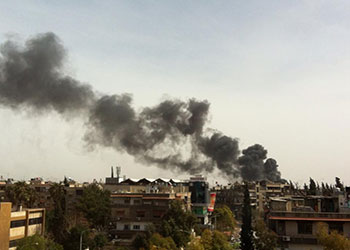 دخان ناجم عن اطلاق المسلحين قذائف هاون على أحياء سكنية في دمشق الميليشيات المسلحة ترتكب مجزرة في الحسكة