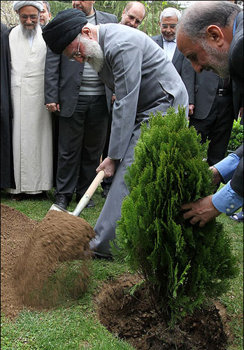 الامام الخامنئي غرس شجرتين بمناسبة اسبوع الموارد الطبيعية ويوم التشجير