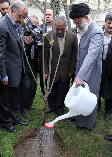 الامام الخامنئي غرس شجرتين بمناسبة اسبوع الموارد الطبيعية ويوم التشجير