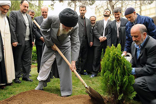 الامام الخامنئي غرس شجرتين بمناسبة اسبوع الموارد الطبيعية ويوم التشجير
