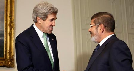كيري يدعو مرسي إلى "تسويات" سياسية