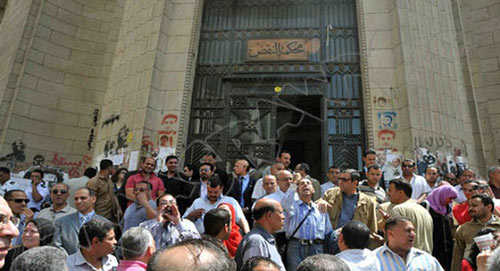 المعارضة المصرية تتظاهر أمام مكتب النائب العام في دار القضاء العالي