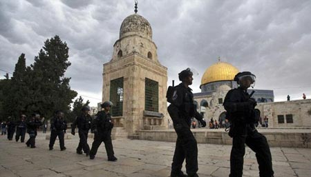قوات الإحتلال تعتدي على مصلّين في المسجد الأقصى