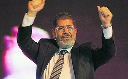 ساسة مصر يواصلون الكر والفر