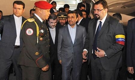 نجاد: تشافيز سيبقى حياً في قلوب الشعوب وفي ذاكرة التاريخ