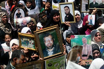 دعوات لتفعيل قضية الأسرى عشية زيارة "أوباما"