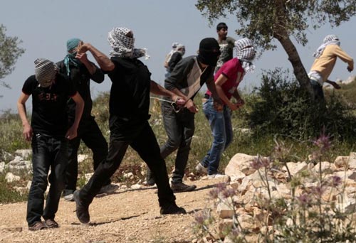 إشتباكات بين جنود صهاينة ومتظاهرين فلسطينيين في ذكرى يوم الأرض
