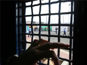 انتهاكات الاحتلال متواصلة..ومعاناة الأسرى مستمرة