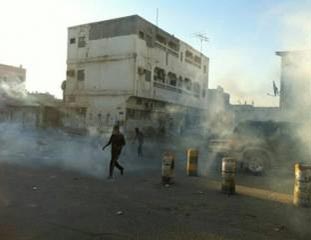 تشييع الشهيد الطويل في سترة وسط قمع قوات الأمن