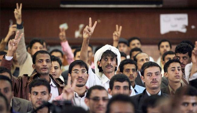 المتظاهرون في اليمن تظاهرات باليمن تطالب برحيل الحكومة ومحاكمة صالح