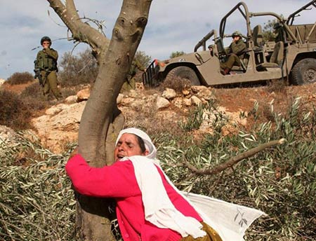 اللاجئون الفلسطينيون يؤكدون في يوم الارض على هويتهم الفلسطينية