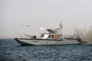 احدى قطع البحرية الايرانية المرابطة في الخليج ايران تكشف عن صاروخ بالستي جديد خلال الأشهر المقبلة