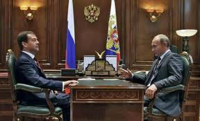 بوتين ومدفيدف بوتين: الأزمة العالمية تكتسب ملامح خطيرة