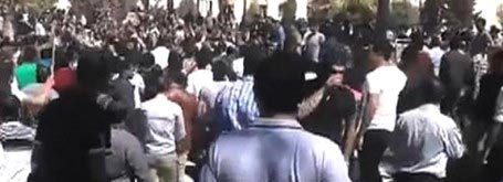 الأردن: متظاهرون يهاجمون موكب النسور بالأحذية