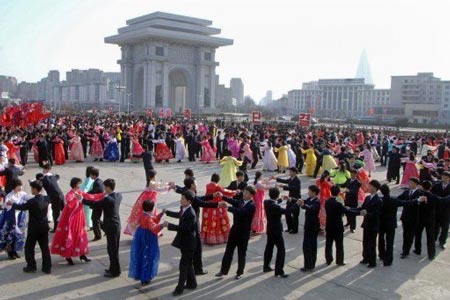 كوريا الشمالية تحتفل بعيد ميلاد مؤسسها كيم ايل سونغ