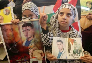 تواصل الاعتصامات التضامنية مع الأسرى.. وادانة للصمت الدولي إزاء انتهاكات حقوق الاسرى 