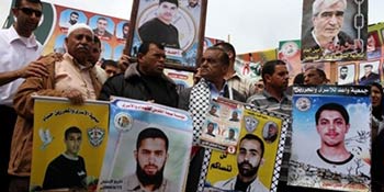 تواصل الاعتصامات التضامنية مع الأسرى.. وادانة للصمت الدولي إزاء انتهاكات حقوق الاسرى 