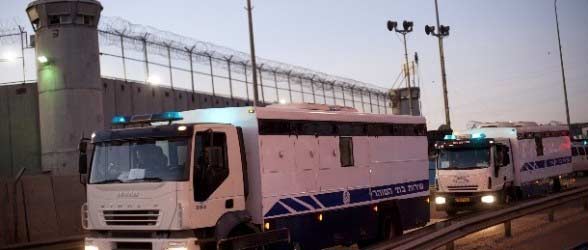 سلطات الاحتلال تستبق ثورة الأسرى بنقل وعزل في صفوف قادتهم