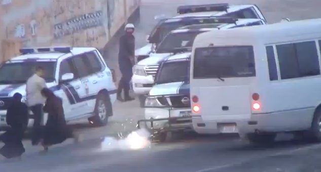 آلية للأمن البحريني تحاول دهس إمرأة