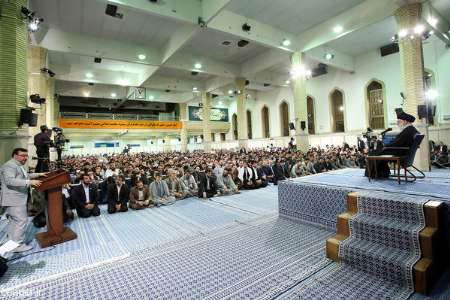 الامام الخامنئي : الاعداء يحاولون النيل من عقائد المسلمين