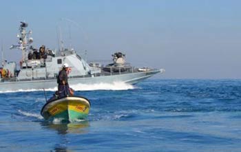 الاحتلال يضيق مساحة الصيد في بحر غزة 