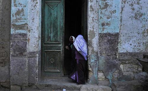 عمل مصريات خادمات بالخليج يفجر أزمة حكومية